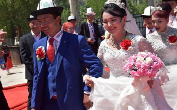 图为新郎新娘携手入场