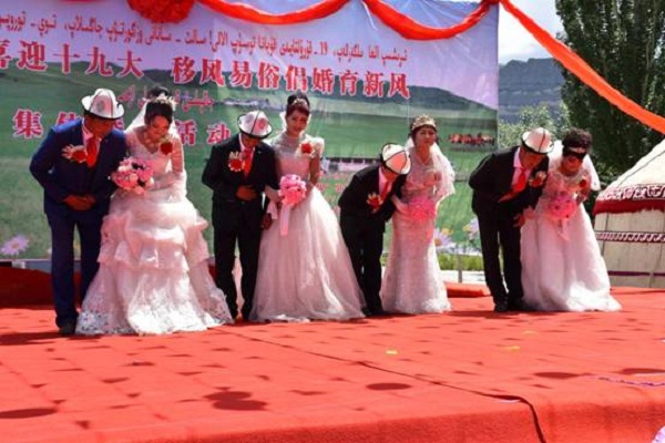 图为新郎新娘齐鞠躬许下承诺